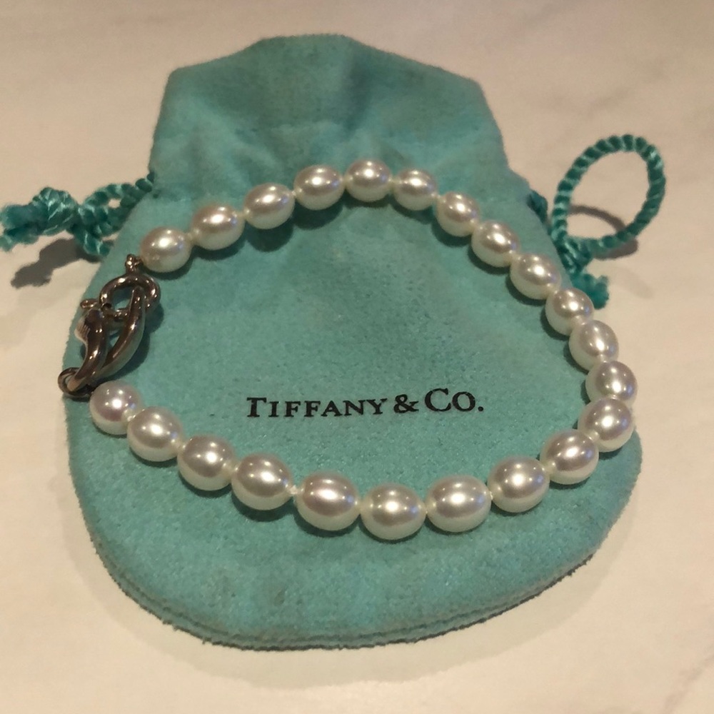 Authentic pearl Tiffany bracelet.